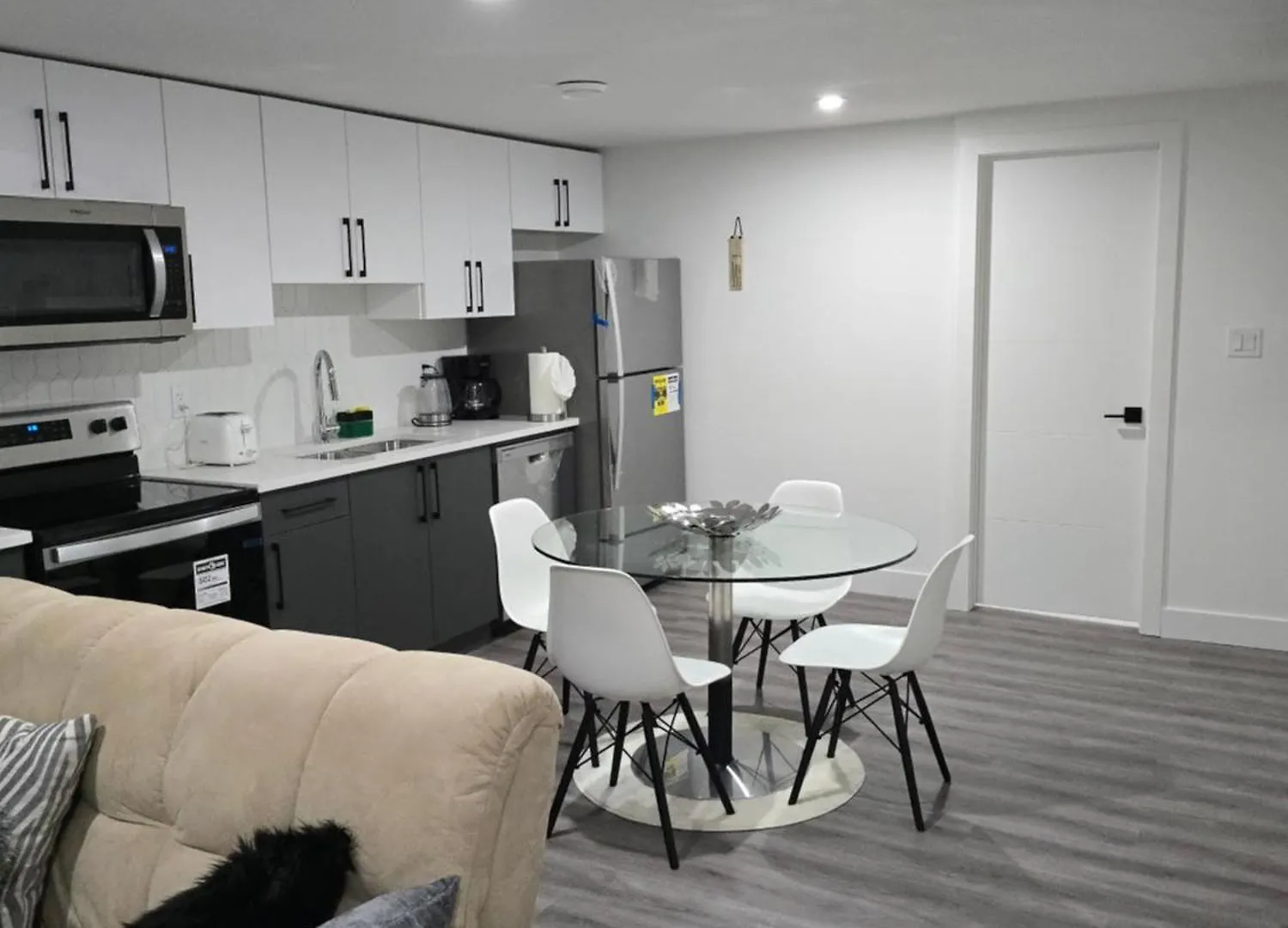 2 Bedroom Cozy Suite In Nw Edmonton With Separate Entrance, Freewifi, Driveway Parking, Netflix, Ac, Airport Pickup 0*,  Canada