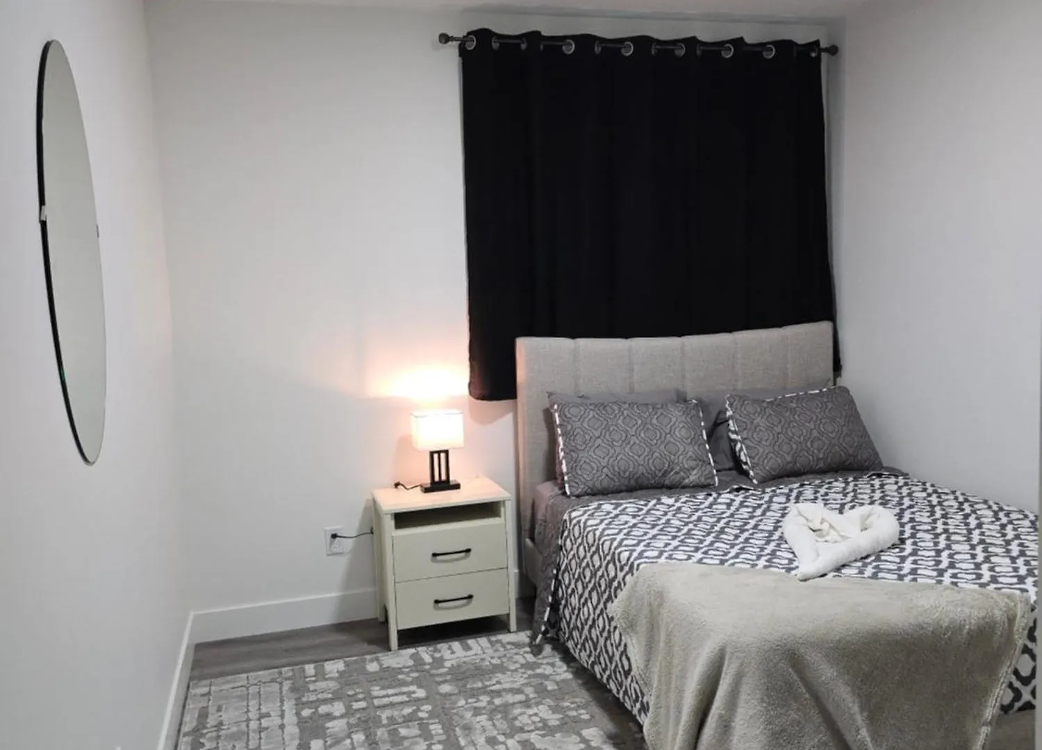 Lejlighed 2 Bedroom Cozy Suite In Nw Edmonton With Separate Entrance, Freewifi, Driveway Parking, Netflix, Ac, Airport Pickup Canada