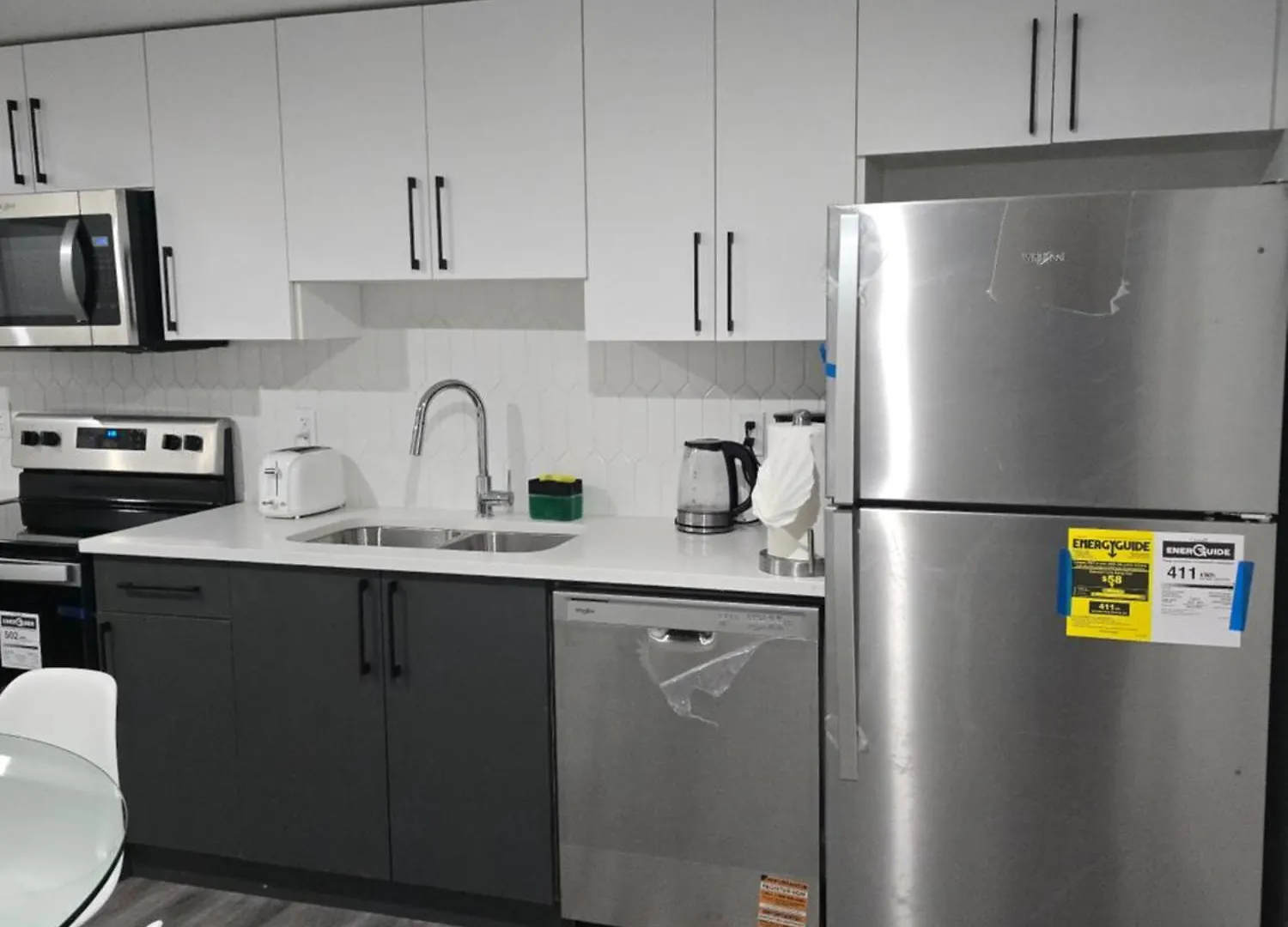 2 Bedroom Cozy Suite In Nw Edmonton With Separate Entrance, Freewifi, Driveway Parking, Netflix, Ac, Airport Pickup