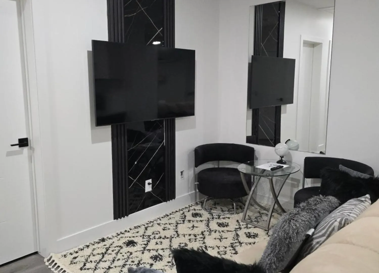 2 Bedroom Cozy Suite In Nw Edmonton With Separate Entrance, Freewifi, Driveway Parking, Netflix, Ac, Airport Pickup