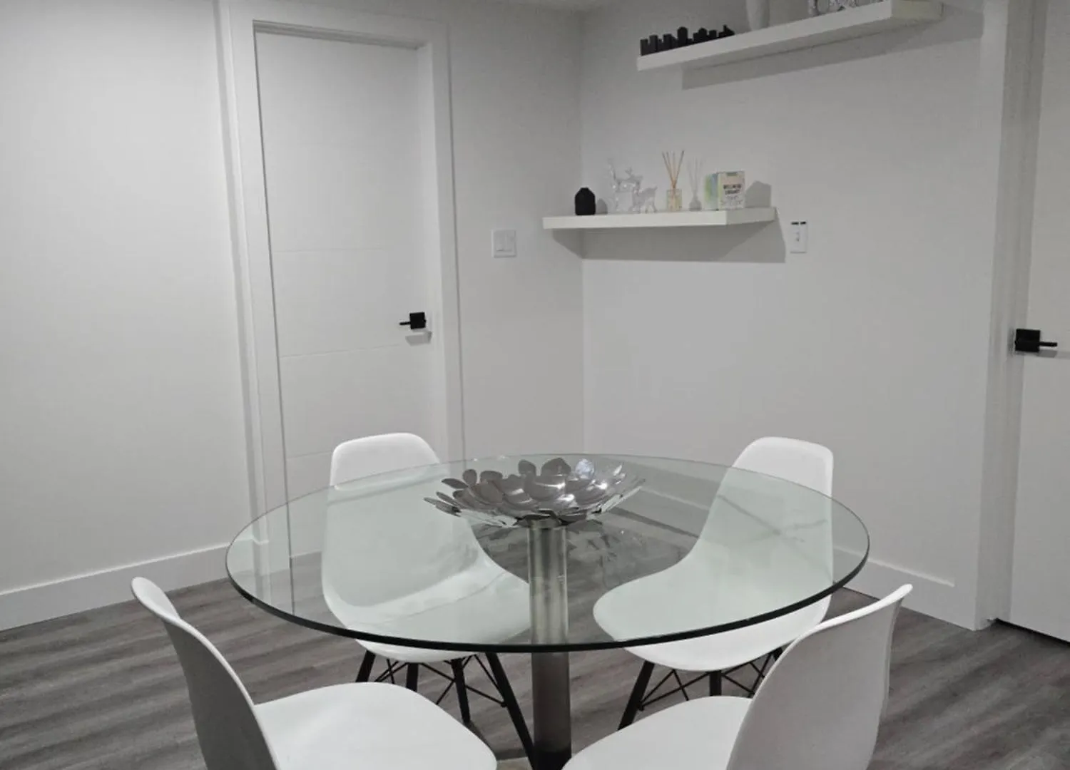 Lejlighed 2 Bedroom Cozy Suite In Nw Edmonton With Separate Entrance, Freewifi, Driveway Parking, Netflix, Ac, Airport Pickup
