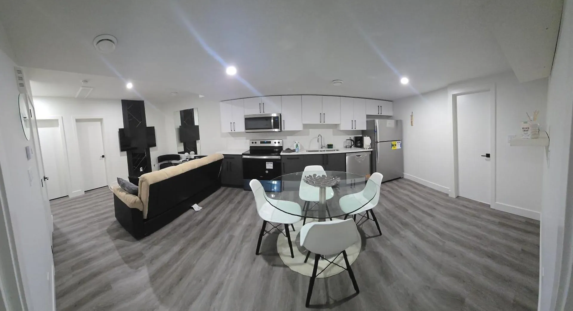 2 Bedroom Cozy Suite In Nw Edmonton With Separate Entrance, Freewifi, Driveway Parking, Netflix, Ac, Airport Pickup Canada