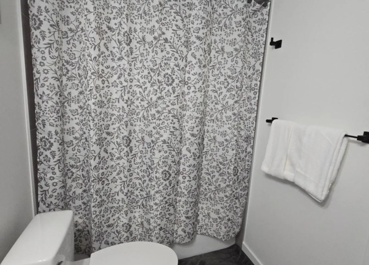 2 Bedroom Cozy Suite In Nw Edmonton With Separate Entrance, Freewifi, Driveway Parking, Netflix, Ac, Airport Pickup